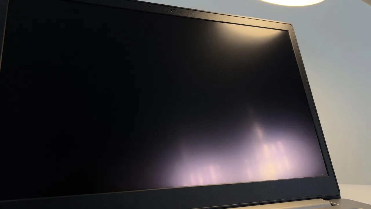 Sudut laptop LCD dengan black screen yang memperlihatkan backlight bleed
